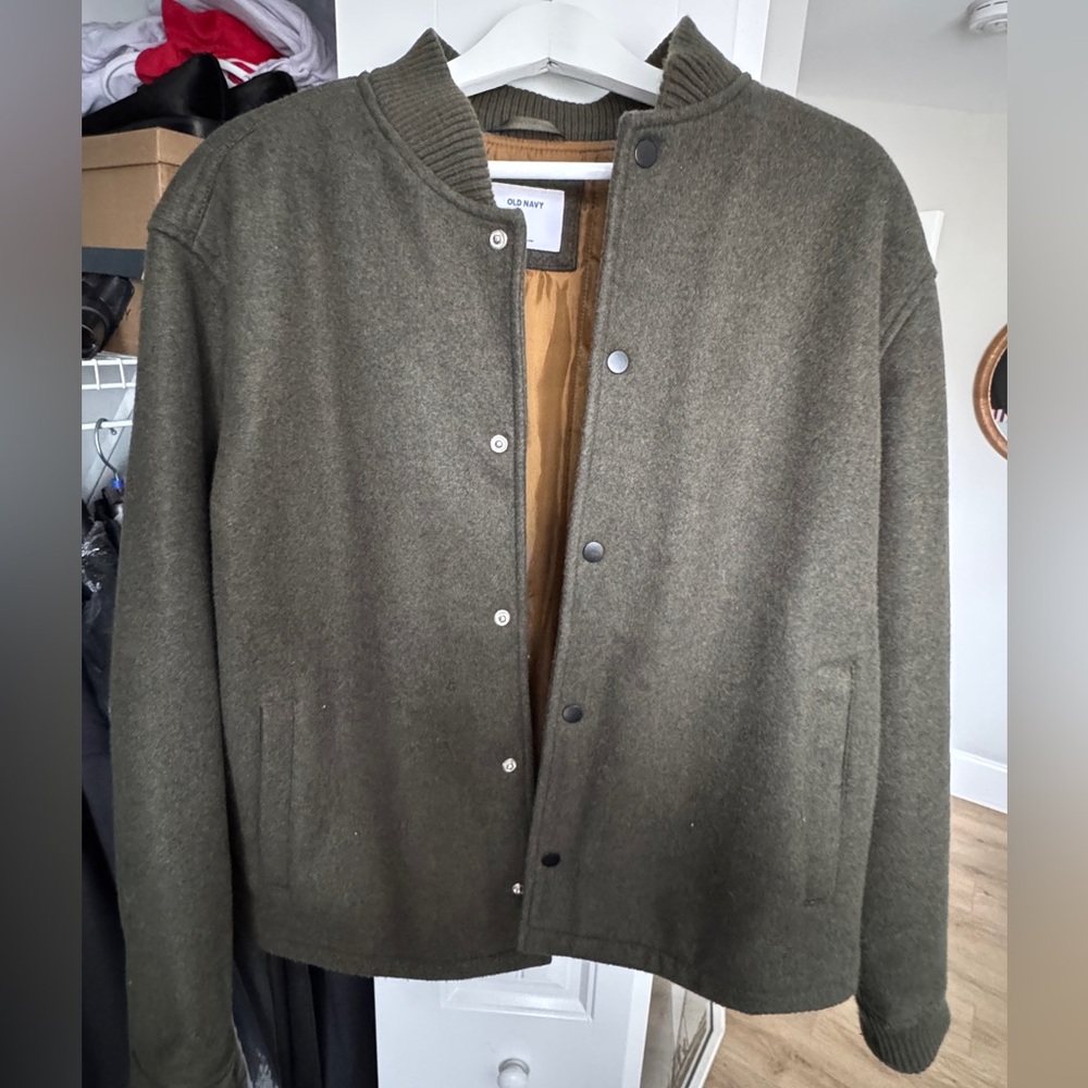 Mens green Old Navy bomber jacket.